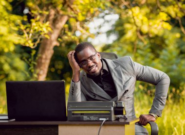 Afrika buisnessman Park'ta çalışma. Uzak iş kavramı.