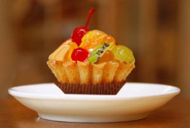 Beyaz plaka üzerinde tek pasta.