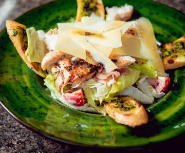 Yemek sebze ve et ile sıcak salata