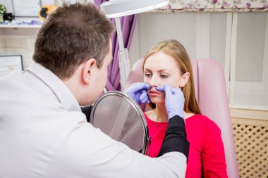 Şevval Özçelik Güzellik ve estetik tıp Kliniği hastada. Enjeksiyon.