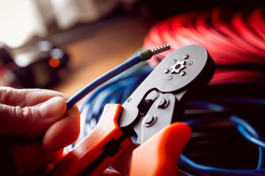 Elektrik donatımı. Elektrik kablo ve crimper.