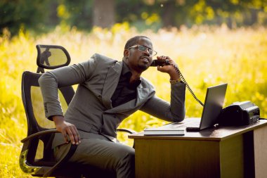 Afrika buisnessman Park'ta çalışma. Uzak iş kavramı.