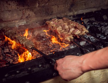 Şiş üzerinde sıcak kebap yemek