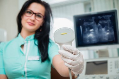 Ultrason tarayıcı bir doktor elinde. Tanılama. Ultrason.