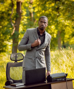 Afrika buisnessman Park'ta çalışma. Uzak iş kavramı.