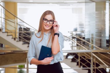 İş kadını ofiste. İşçi.