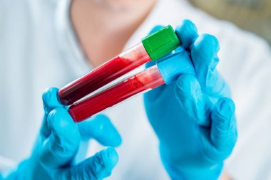 Laboratuvar çalışmalarında güler Medic personeli.