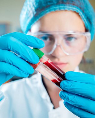 Laboratuvar çalışmalarında güler Medic personeli. Kan testi ile boruları.