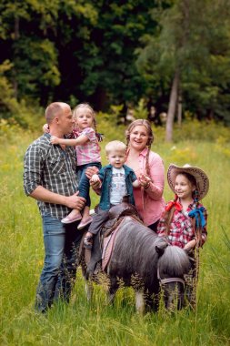 Midilli atı Park ile neşeli aile yürür