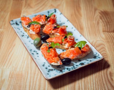 Sandviç somon ve bir plaka üzerinde zeytin ile