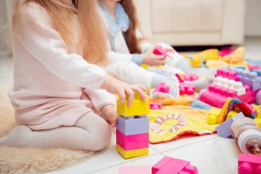 Küçük çocuklar evde oynamak