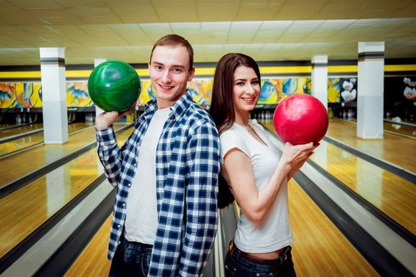 Genç çift, Bovling topları ile poz