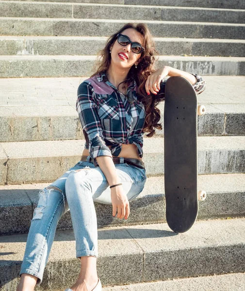 Menina Morena Posando Com Skate Livre — Fotografia de Stock