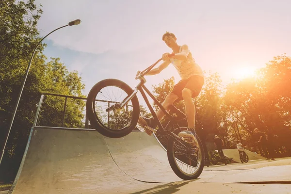 Tonåring Rider Bmx Skatepark — Stockfoto