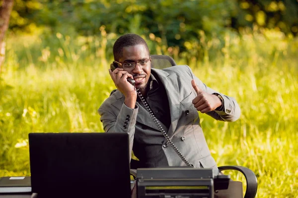 Buisnessman Africano Che Lavora Nel Parco Concetto Lavoro Distanza — Foto Stock