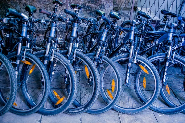 Closeup Των Ποδηλάτων Που Τοποθετείται Νωπό Μπροστά Από Φράχτη — Φωτογραφία Αρχείου