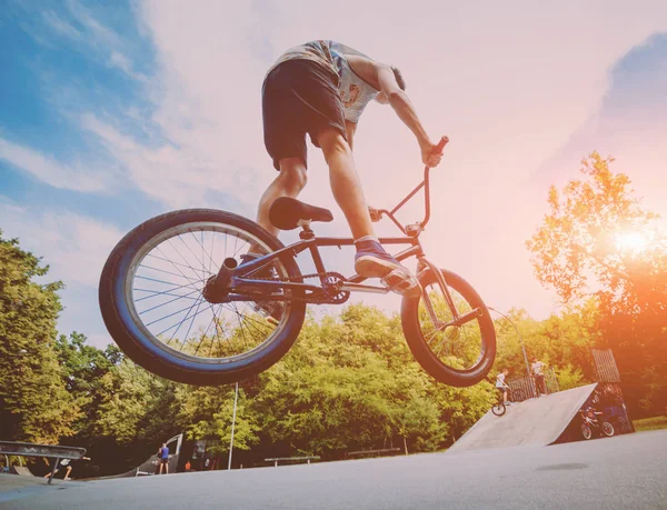 Adolescente Montando Bmx Skate Park — Foto de Stock