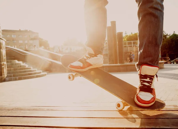 Image Recadrée Jeune Homme Chevauchant Skateboard Sur Place Ville — Photo