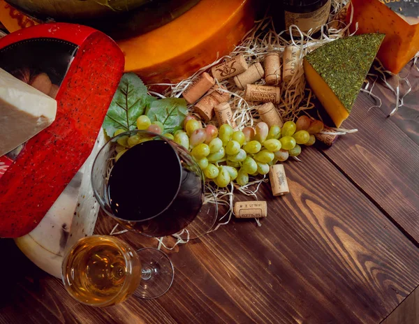 チーズの盛り合わせとナッツとブドウでワインを美しく 豊かな組成 — ストック写真