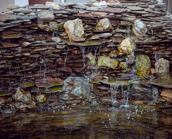 Mini Cachoeira Com Uma Fonte Perto Restaurante — Fotografia de Stock