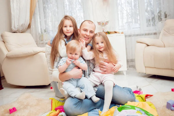 Padre Jugando Con Sus Hijos Casa —  Fotos de Stock