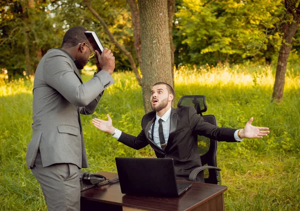 Två Unga Mångkulturella Affärsmän Jobbet Park Begreppet Distansarbete — Stockfoto