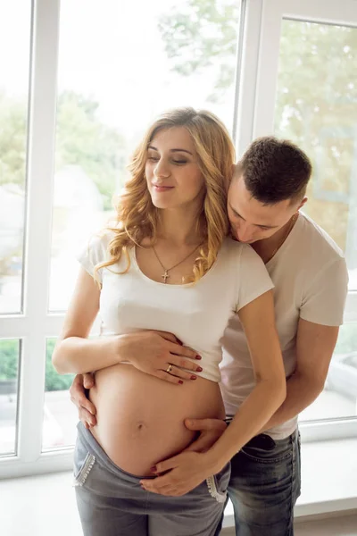Una Joven Embarazada Marido Esperando Bebé —  Fotos de Stock
