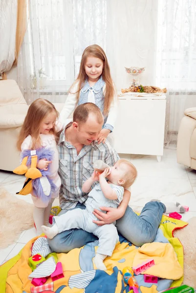 Apa Otthon Játszik Gyerekeivel — Stock Fotó