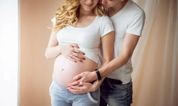 Una Joven Embarazada Marido Esperando Bebé — Foto de Stock