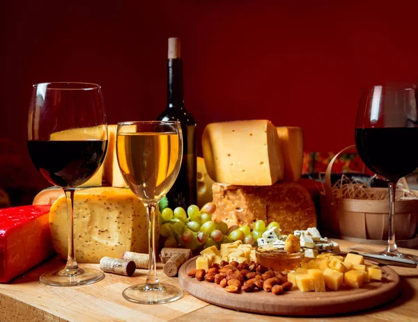 Güzel ve zengin kompozisyon çeşitli peynir ve şarap ile fındık ve üzüm ile
