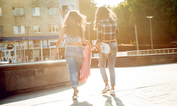 Dos Chicas Jóvenes Raza Mixta Trajes Casuales Caminando Con Monopatín —  Fotos de Stock