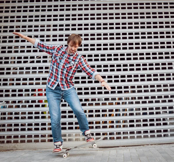 Νεαρό Άνδρα Ενώ Καβαλά Skateboard Γύρω Από Τους Δρόμους — Φωτογραφία Αρχείου