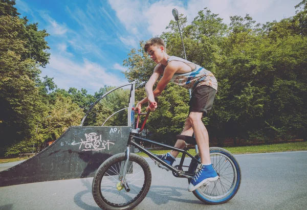 Tiener Rijdt Een Bmx Skatepark — Stockfoto