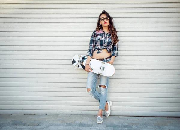 Menina Morena Posando Com Skate Livre — Fotografia de Stock