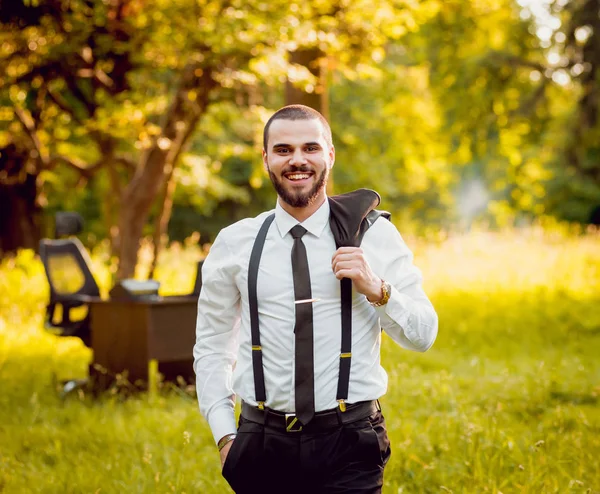 Joven Hombre Negocios Trabajo Park Concepto Trabajo Remoto — Foto de Stock