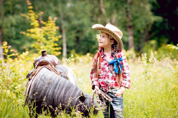 Bambina Con Trecce Cappello Cowboy Che Cammina Con Pony Nel — Foto Stock