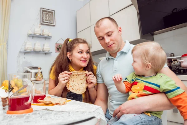 Famiglia Allegra Che Diverte Durante Pranzo Cucina — Foto Stock