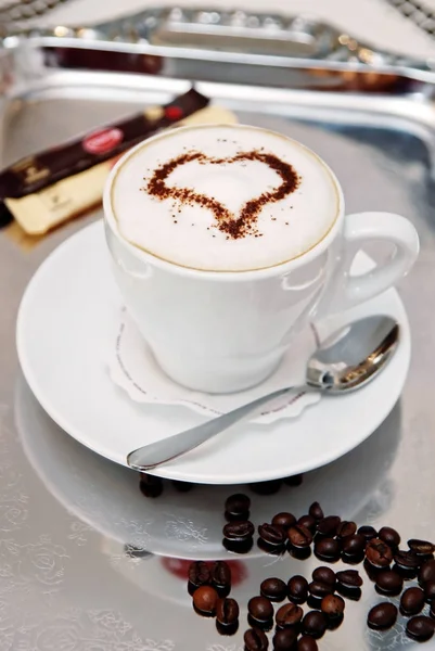 Cappuccino Com Espuma Forma Corações Uma Chapa Ouro — Fotografia de Stock