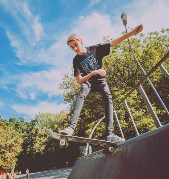 Unga Skateboardåkare Gör Tricks Skatepark — Stockfoto
