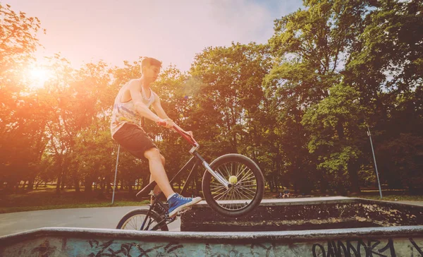 Teenager Riding Bmx Skate Park — Stock Photo, Image
