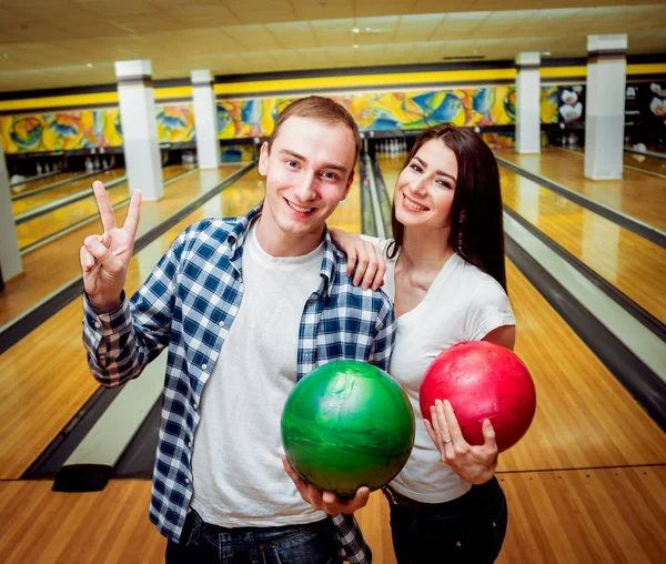 Mladý Bělošský Pár Bowlingu Pózuje Míčky — Stock fotografie