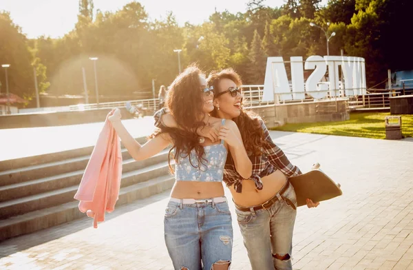 Deux Jeunes Filles Race Mixte Tenues Décontractées Marchant Avec Skateboard — Photo