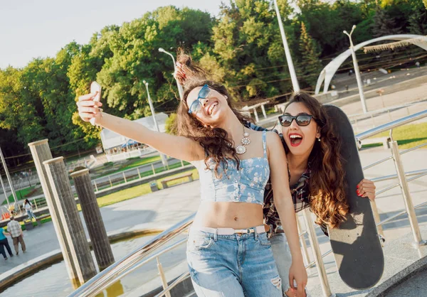 Deux Jeunes Filles Métisses Faisant Selfie Avec Skateboard Plein Air — Photo