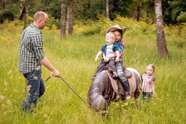 Glad Familj Går Med Ponny Häst Park — Stockfoto