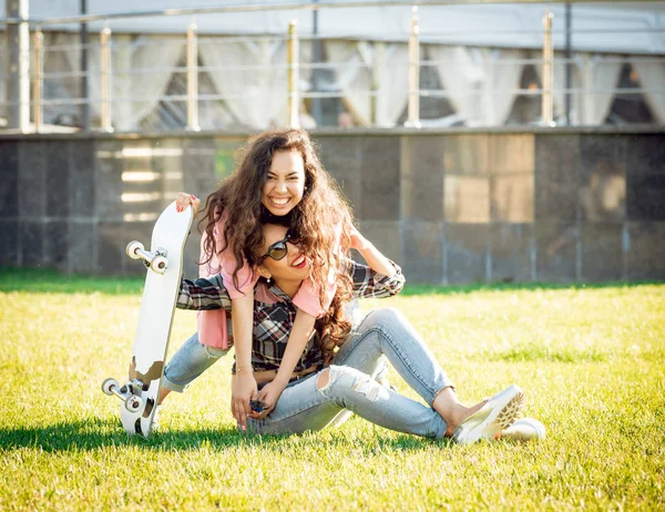 Dvě Dívky Mladé Smíšené Rasy Neformálním Oblečení Skateboard Lodě Zeleném — Stock fotografie