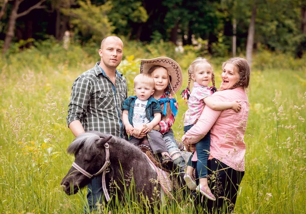 Glad Familj Går Med Ponny Häst Park — Stockfoto