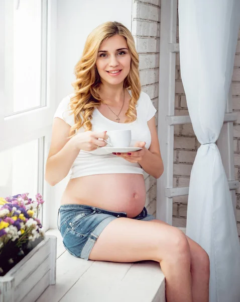 Unga Gravid Kvinna Nära Ett Fönster — Stockfoto
