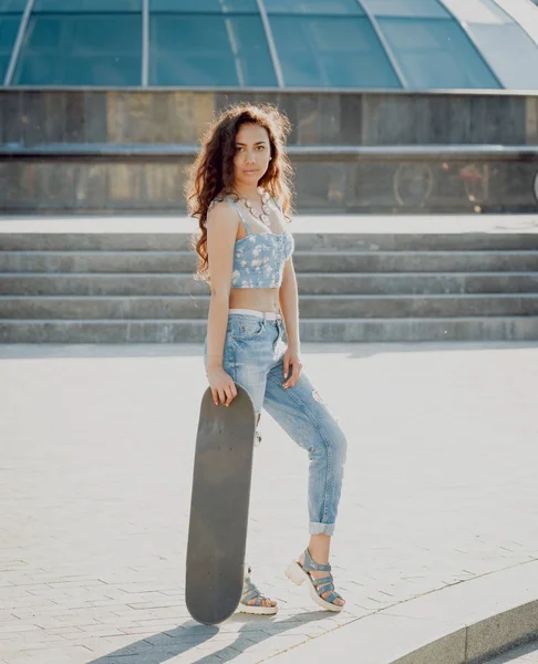 Unga Blandad Ras Flicka Poserar Med Skateboard Utomhus — Stockfoto