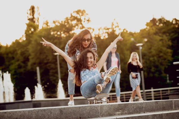 Deux Jeunes Filles Avec Skateboard Posig Autour Ville Avoir Plaisir — Photo