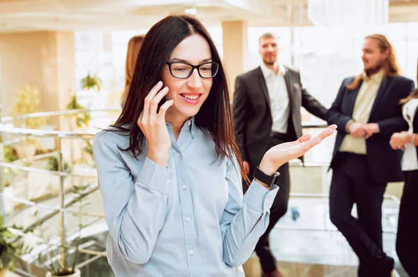 Kadını Daha Önce Toplantı Meslektaşları Ile Telefonda Konuşuyor Office Rutin — Stok fotoğraf